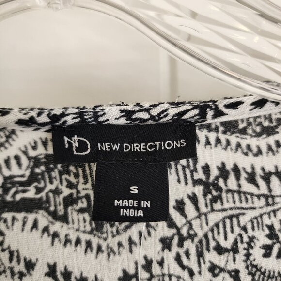 New Directions Black & White Paisley V-Neck Tunic Top With Lace Detail - Picture 2 of 8